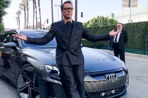 Роберт Дауни-младший приехал на премьеру фильма Avengers: Endgame на Audi E-Tron GT